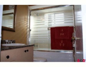 12466 72 Ave bathroom